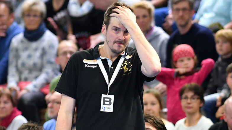 Dresdens Handball-Trainer Rico Göde hadert bei einem Spiel noch vor Zuschauern mit seiner Mannschaft des HC Elbflorenz. Am Mittwochabend hatte auch er unfreiwillig frei. Das Sachsenderby wurde wegen eines Corona-Falles in Aue abgesagt.