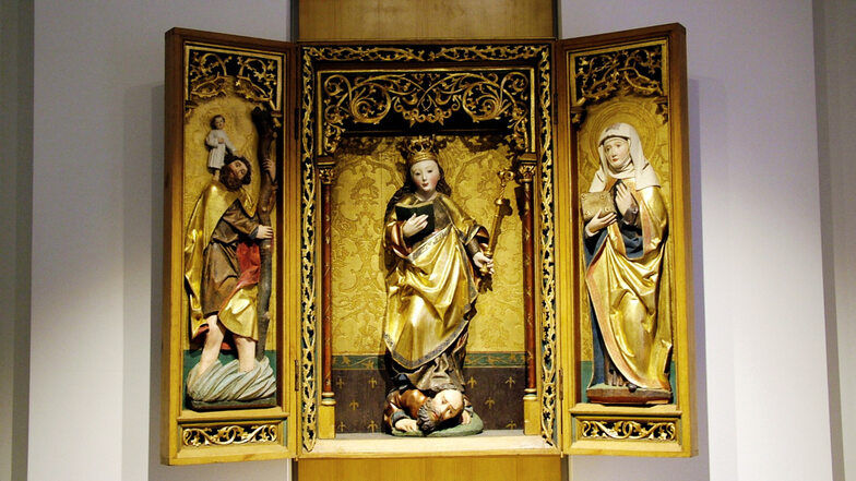 Innenteil des gotischen Flügelaltars in St. Mariä Himmelfahrt: links Christophorus, im Mittelteil die Hl. Katharina von Alexandria und rechts eine (noch) unbekannte Heilige.
