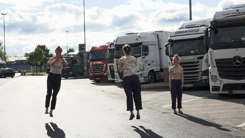 Die Tänzerinnen auf dem Rastplatz wirken nur auf den ersten Blick deplatziert – es geht auch ihnen um „Transit“.