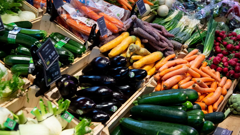 Bio-Gemüse liegt in einem Supermarktregal.