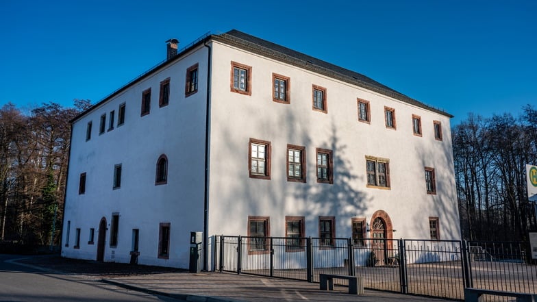 Die heutige Grundschule Sitten wurde zu Beginn des 12. Jahrhunderts als Wasserburg erbaut. An dem Denkmal kann deshalb nicht so einfach eine Rettungstreppe angebaut werden, wie das bei moderneren Gebäuden der Fall ist. Daher gibt es eine innenliegende Lös