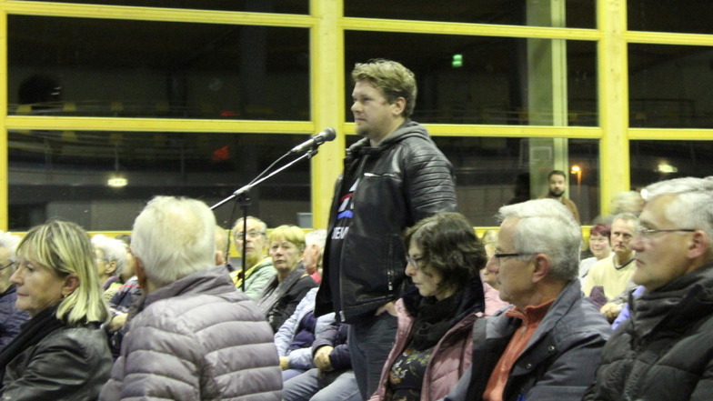 Mehrere Leute stellten auf der Einwohnerversammlung Fragen zum Kiesabbau. Hier ist der Riesaer Stefan Schwager ans Mikrofon getreten.