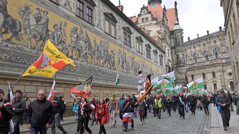 Anhänger der vom Verfassungsschutz beobachteten Reichsbürgerszene laufen am Samstagnachmittag durch die Dresdner Altstadt.