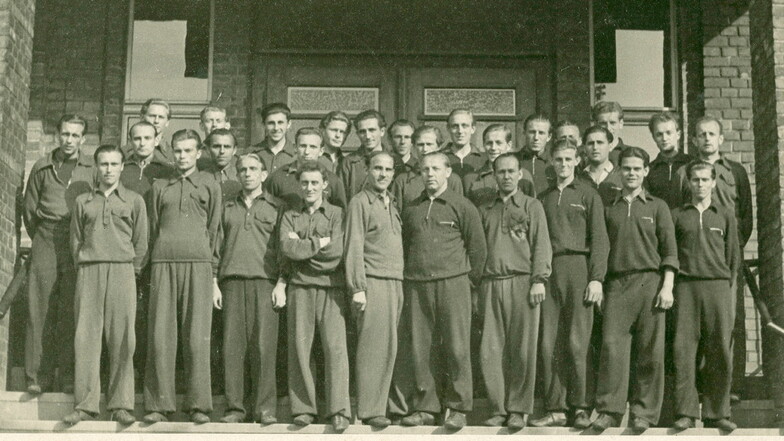 In einem Trainingslager im Sommer 1950 wird aus 40 Spielern mehrerer Volkspolizei-Mannschaften eine neue Dresdner Oberliga-Mannschaft geformt. Drei Jahre später wird diese unter dem neuen Namen SG Dynamo Dresden das erste Mal DDR-Meister.