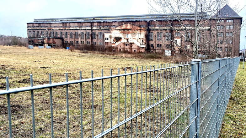 Auf dem Kraftwerksgelände in Hirschfelde, rund um das frühere Maschinenhaus, soll eine große Fotovoltaikanlage aufgebaut werden. Über den Vorentwurf des Bebauungsplanes muss der Zittauer Stadtrat befinden.