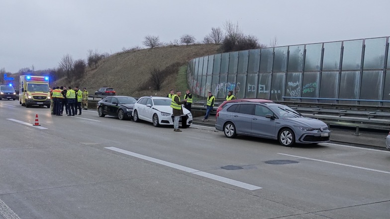 Unfall auf A17 in Dresden: Sechs Autos ineinander gefahren