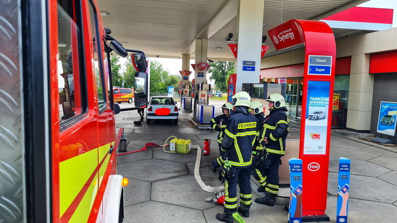 Das Gelände der Esso-Tankstelle ist abgesperrt. Die Döbelner Feuerwehr bereitet sich auf einen Einsatz vor, sollte Benzin in Brand geraten.