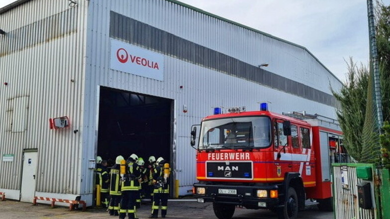 Die Waldheimer Feuerwehr ist beim Recyclingunternehmen Veolia im Waldheimer Gewerbegebiet im Einsatz.