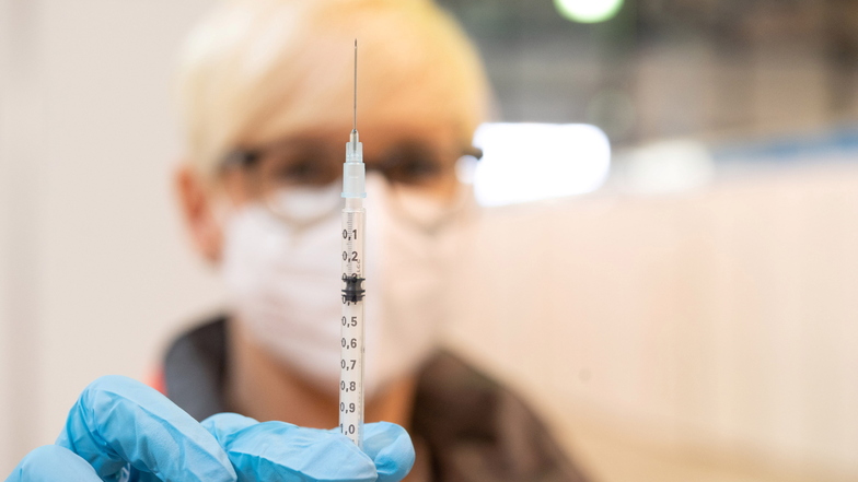 In der Dresdner Messe ist die nächste Stufe der Impfkampagne angelaufen. Dort können sich nun auch 60- bis 69-Jährige impfen lassen, jedoch nur mit dem Astrazeneca-Impfstoff.