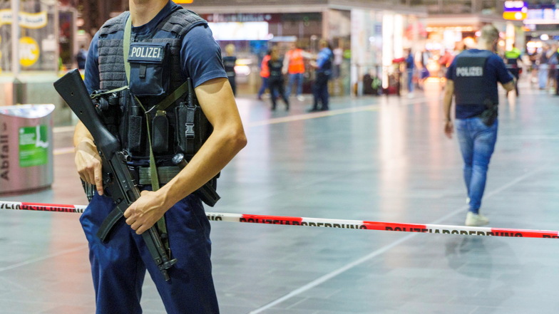 Ein Polizist sichert einen abgesperrten Bereich im Frankfurter Hauptbahnhof