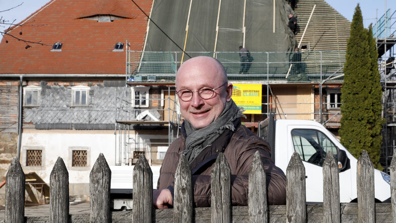 Uwe Starke vor der Baustelle des Faktorenhauses in Schönbach, das bald die Verwaltung des Möbelunternehmens beherbergen soll.