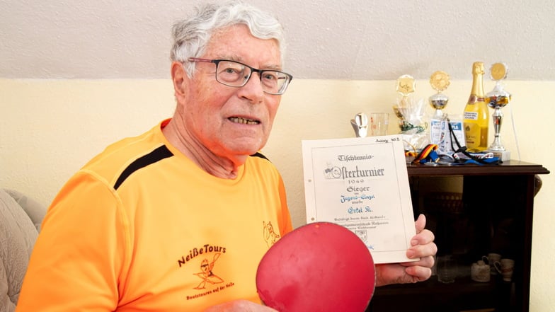 Klaus-Peter Erkel (84) spielt seit seiner Jugend Tischtennis. Als es ihn vor ein paar Jahren nach Rothenburg verschlug, wurde er zum Glücksfall für die Uhsmannsdorfer Füchse.