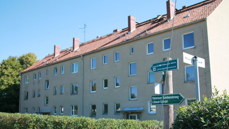 Die Stadt Rabenau will diesen Wohnblock in Lübau abreißen lassen. Der Stadtrat soll dazu demnächst einen Beschluss fassen.