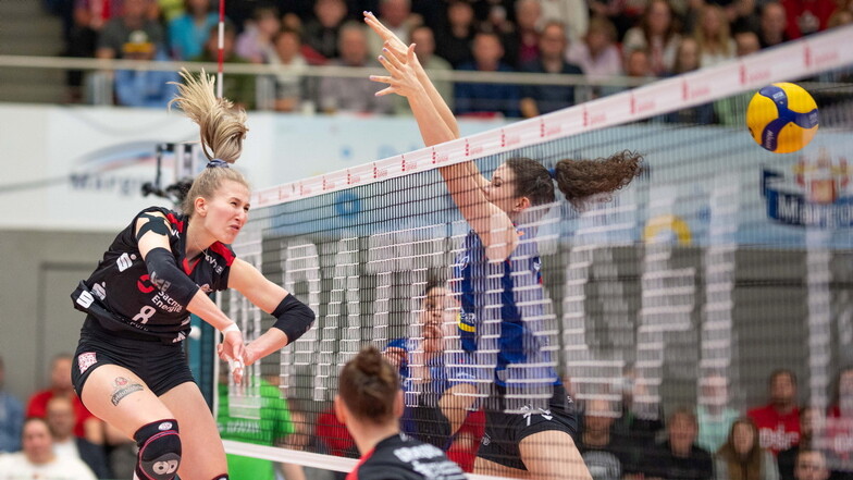 Aus im Meisterschaftshalbfinale: Für Dresdens Volleyballerinnen, hier Monique Struppe (links), ist der MTV Allianz Stuttgart mittlerweile eine Nummer zu groß. Die sportlichen Probleme des DSC haben nicht zuletzt auch finanzielle Ursachen.