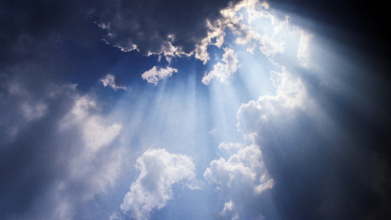 Keine erhabene Distanz, dafür Licht und Schatten: Sonnenstrahlen brechen durch eine Wolkendecke