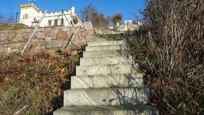 Die Treppe durch den Weinberg ist schon fertig. Nun wird der Wanderweg bis zur Oberen Burgstraße geführt.
