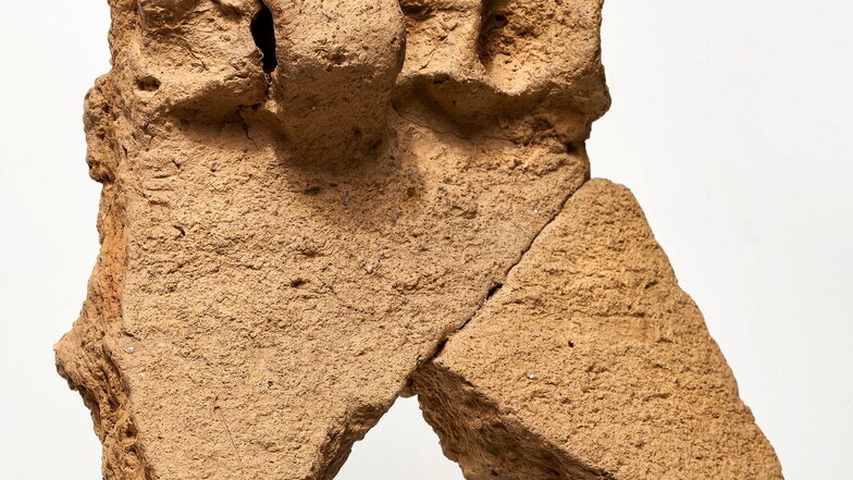 Diese markante spätbronzezeitliche Scherbe wurde 2016 bei Bauarbeiten auf der Festung Königstein entdeckt .
