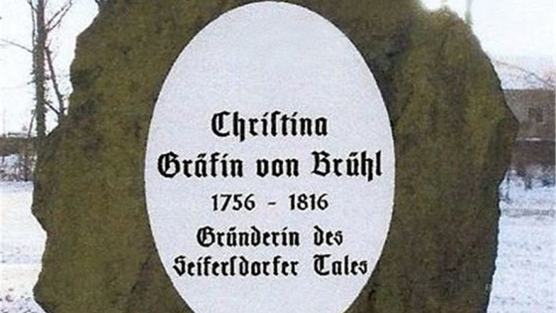 Der Förderverein Seifersdorfer Schloss plant einen Gedenkstein für die Schöpferin des Seifersdorfer Tales, Christina von Brühl. Er soll am 3. Juli 2016 eingeweiht werden. Das ist der 200. Todestag der Adligen. Das Gemälde von Christina von Brühl hängt in 