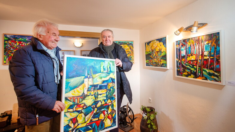Museumsleiter Reinhard Krönert (links) und Künstler Bernd Siegel präsentieren die Acryl-Kreationen des ehemaligen Architekten.