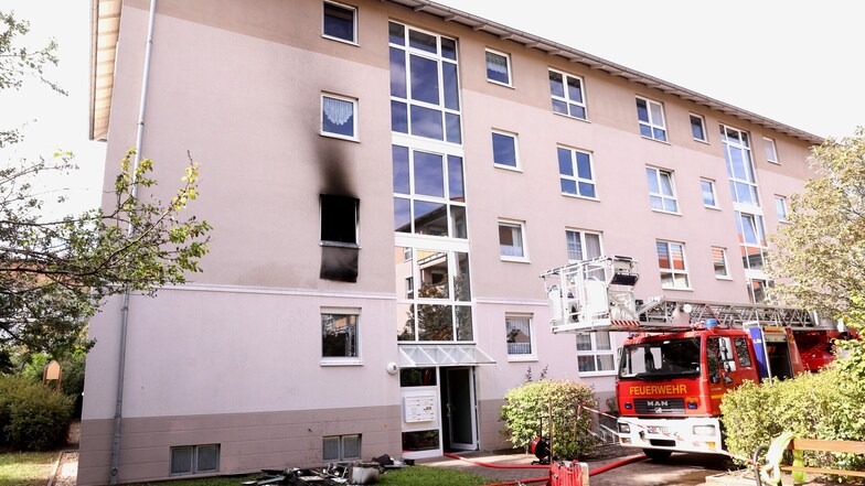 Aus diesem Haus in Dresden-Mickten musste die Feuerwehr drei Menschen retten.