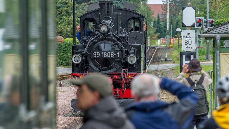 Die Deutsche Welle berichtet weltweit auch über die Lößnitzgrundbahn zwischen Radebeul, Moritzburg und Radeburg - hier am Bahnhof Weißes Roß.