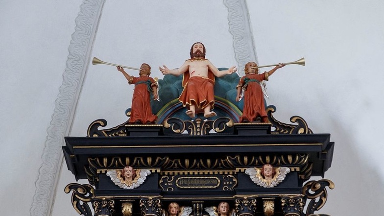 Der sitzende, auferstandene Jesus wurde neu geschnitzt. Die alte Figur war seit den 1970er-Jahren verschollen.