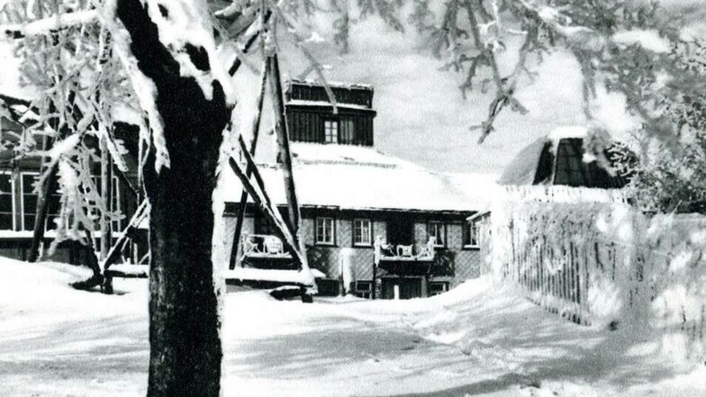 Die Lauschebaude im Winter 1928/1929. Damals war sie im Besitz von Alma Goldberg aus Warnsdorf. Sie war die Tochter von Alwin Weickert, der das Gasthaus von 1878 bis 1925 führte.