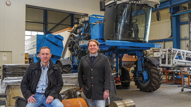 Die Firma Kluge in Königswartha hat einen für die Ernte von Naturfasern konzipierten Mähdrescher gebaut. Im Bild Dr. Matthias Kinne (rechts) vom Unternehmen Lausitzer Naturfaser Ebersbach und Philipp Kluge (links).