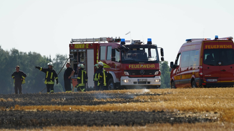 Ein Stoppelfeld an der Straße zwischen Göda und Seitschen stand am Mittwochnachmittag in Flammen.