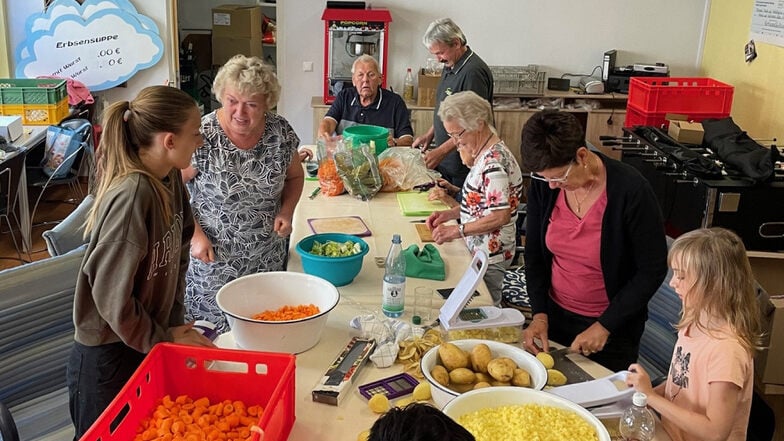 Am Vorabend des Lohsaer Herbstmarktes herrscht beim Heimat- und Kulturverein Hochbetrieb. So wie hier im Vorjahr helfen viele Senioren tatkräftig mit. Soll doch die große Erbsensuppe gelingen.