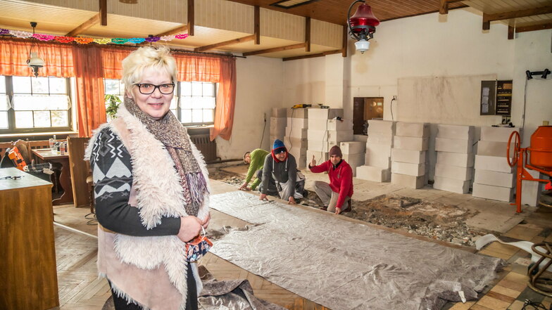 Teresa Konczewska hat die ehemalige Gaststätte Waldfrieden auf der Zeche gekauft und will hier wieder eine Gaststätte und Ferienwohnungen aufbauen.
Unter anderem wird ein neuer Tresen errichtet.