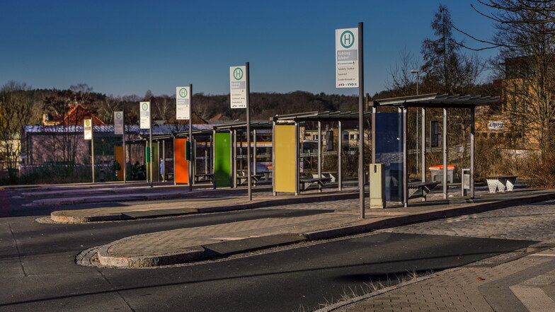 Wann werden in Radeberg die neuen Buslinien-Schilder montiert?