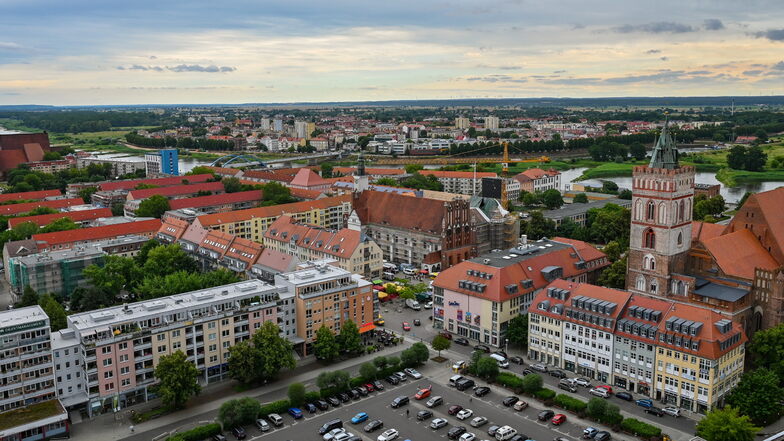 Vom Fluss getrennt: Das Stadtzentrum von Frankfurt liegt auf der einen Seite der Oder, auf der anderen Seite ist die polnische Stadt Slubice zu sehen.