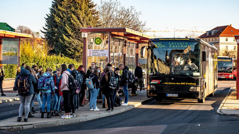 Ab dem kommenden Schuljahr benötigen Kinder und Jugendliche, die den Schulbus oder andere öffentliche Verkehrsmittel für die Fahrt zur Schule nutzen ein Bildungsticket. Die Schülerverbundkarte wird abgeschafft.