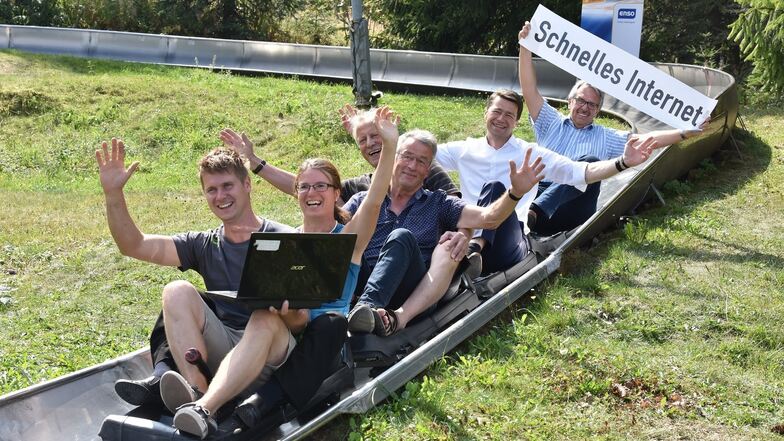 Teilnehmer an der Auftaktveranstaltung zum neuen Breitbandinternet über Kabel in Altenberg testen einmal die Sommerrodelbahn. Auch hier wird von jeder Abfahrt ein Foto übers Netz ver- schickt.