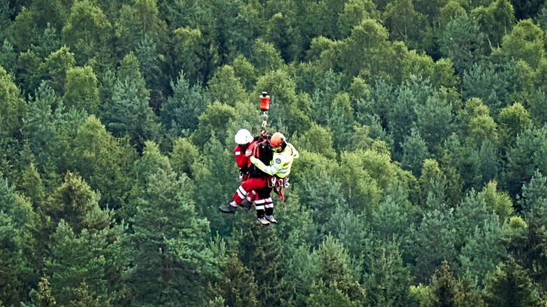 Eine Notärztin wird zur Verunglückten am Kleinen Bärenstein geflogen.