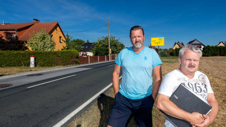 Olaf Nathe (l.) und Tino Gregor wohnen idyllisch an der Jeschützer Straße in Niedergurig. Bald könnte die Ruhe vorbei sein, denn hier soll die Umgehungsstraße entlangführen.