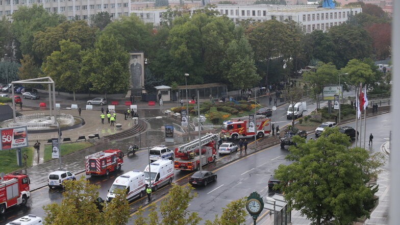 Rettungsfahrzeuge fahren zu einem Explosionsort in Ankara.