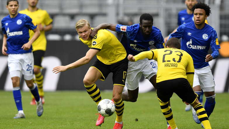 Schalke kann Dortmund nicht stoppen: Erling Haaland (l.) kämpft hier mit Salif Sane (2. v. l) um den Ball.