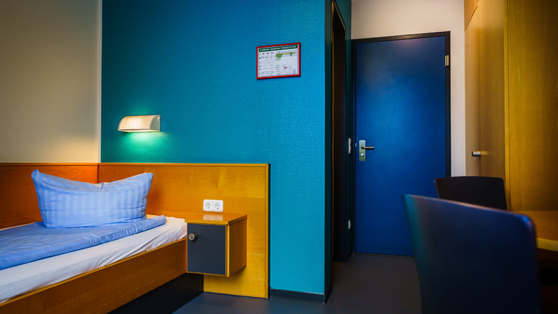 Die Zimmer sind in frischen Farben gestrichen und funktional eingerichtet.