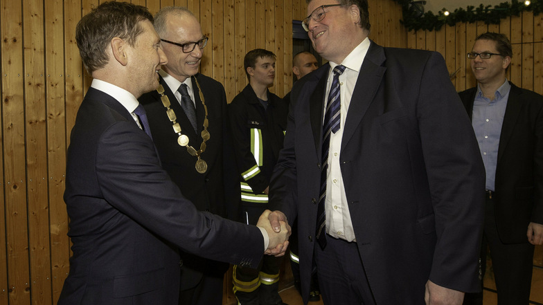 Sachsens Ministerpräsident Michael Kretschmer (CDU) begrüßt auf dem Neujahrsempfang der Stadt Sebnitz im Jahr 2019 den Asklepios-Manager Patrick Hilbrenner (rechts).