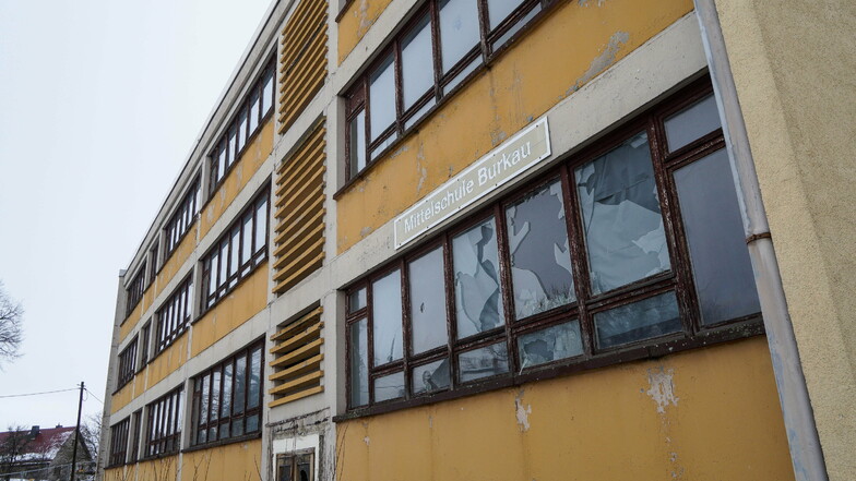 Das Gebäude der ehemaligen Mittelschule in Burkau soll abgerissen und durch einen Neubau ersetzt werden. Die Arbeiten haben am Montag im Inneren begonnen.