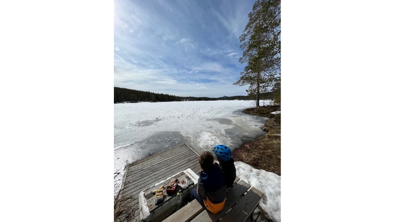 Picknick an einem zugefrorenen See in Schweden mit neuen Bekannten.