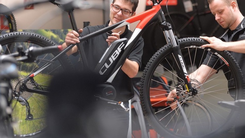 Sauber geprüft: Mechaniker Eric Degen (l.) und Shop-Leiter Eric Wilde beim Check in der Fahrradkette in Weinböhla.