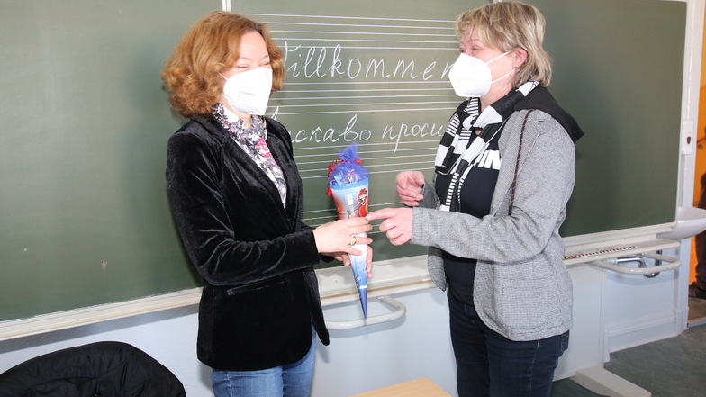 Mit einer Zuckertüte begrüßt Kristin Dorias-Thomas, Leiterin der Peter-Apian-Oberschule Leisnig (rechts), Viktoria Yeutushenko. Sie übernimmt den Unterricht für ukrainische Schüler.