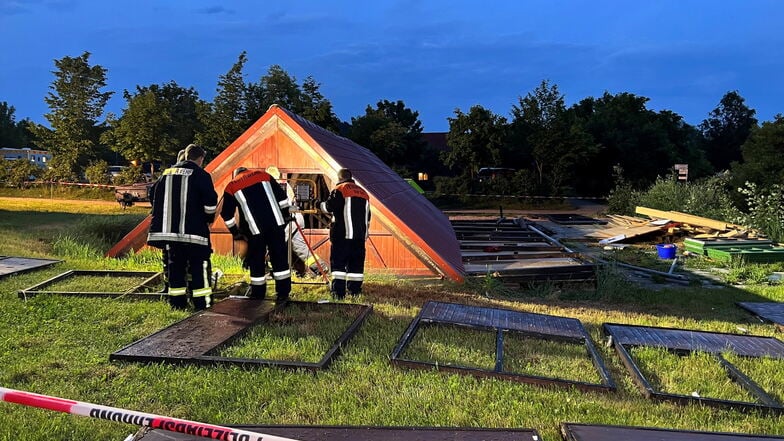 Beim Einsturz einer Holzhütte in Mittelfranken sind 14 Menschen verletzt worden, darunter mehrere Kinder. Eine 37 Jahre alte Frau wurde mit schwersten Verletzungen in eine Klinik geflogen.