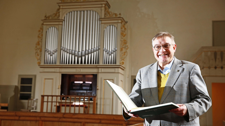 Der Kamenzer Kirchenmusikdirektor Michael Pöche freut sich über die restaurierte Orgel in der Begräbniskirche St. Just.