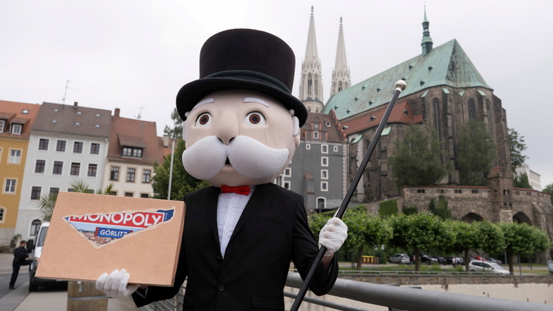 Das Maskottchen des Brettspiels Monopoly "Monopoly Man" auf der Altstadtbrücke in Görlitz.