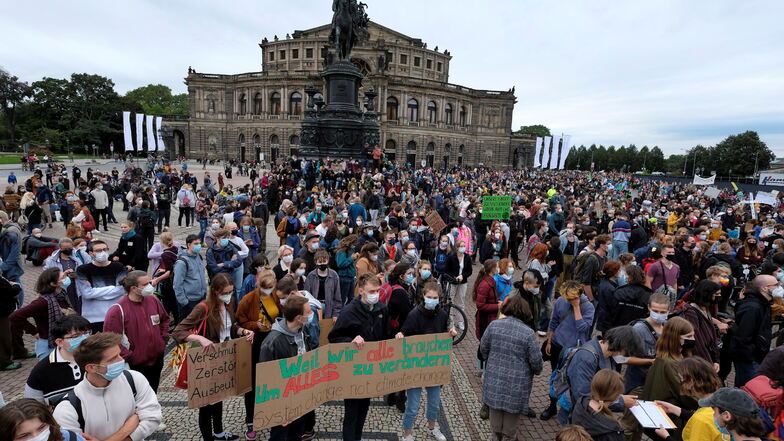 In Dresden mobilisierte Fridays for Future zu einer Großdemo auf dem Theaterplatz.