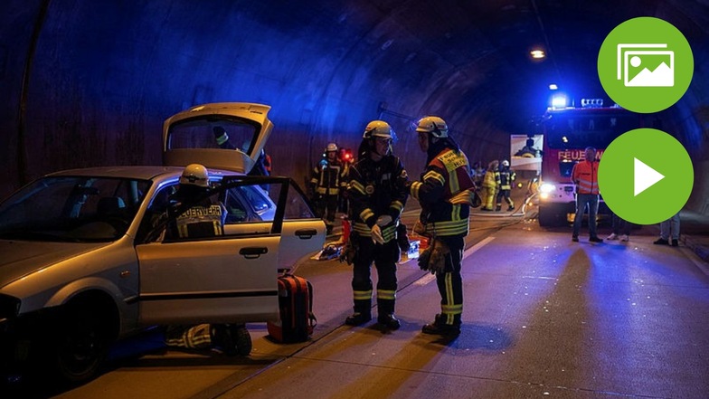 Die Feuerwehr trainierte bei der Übung die Rettung von verletzten Personen aus mehreren Fahrzeugen im gesperrten Autobahntunnel Königshainer Berge.